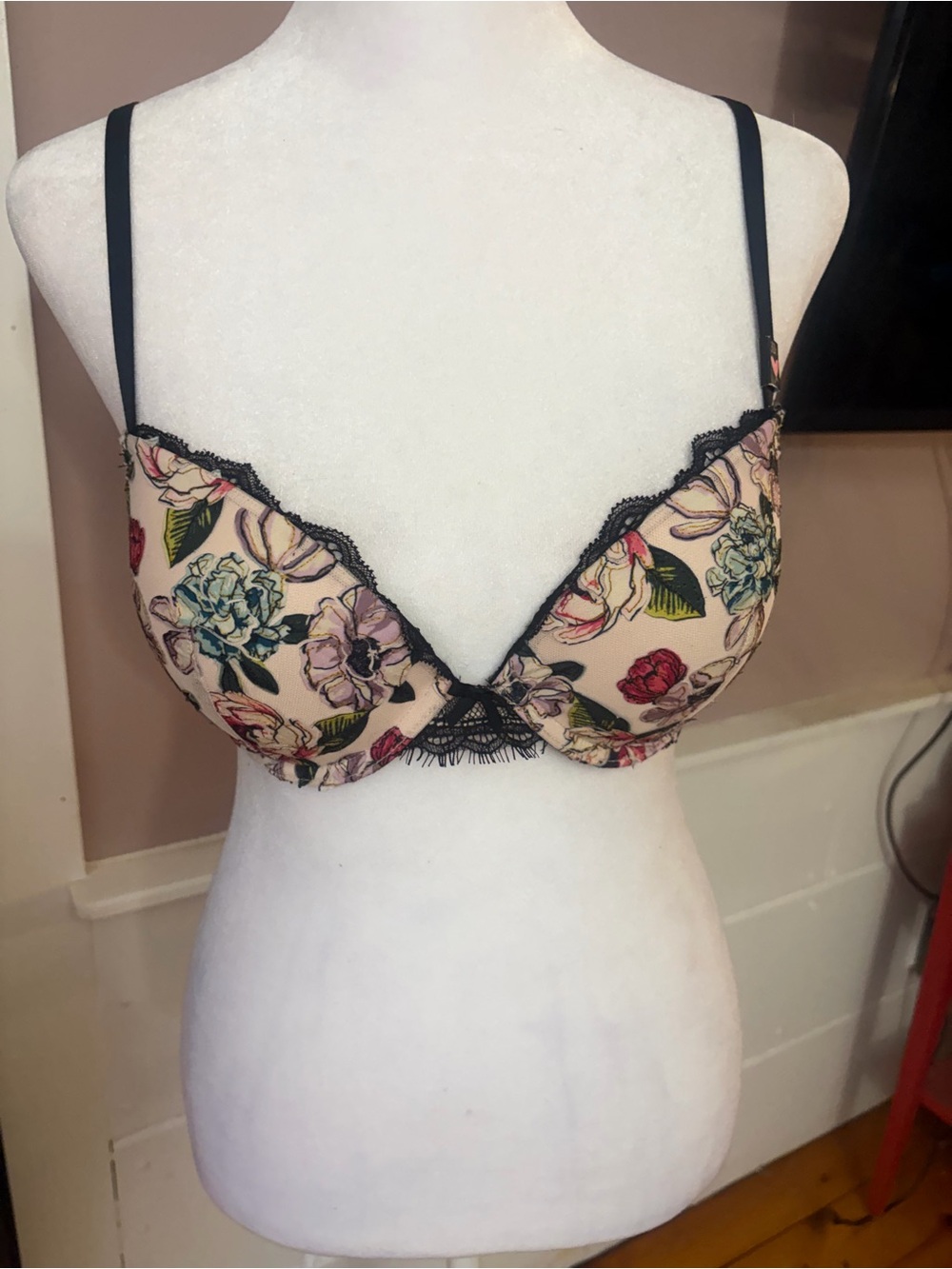 Victoria's Secret Very Sexy Appliquéd Push-Up Bra